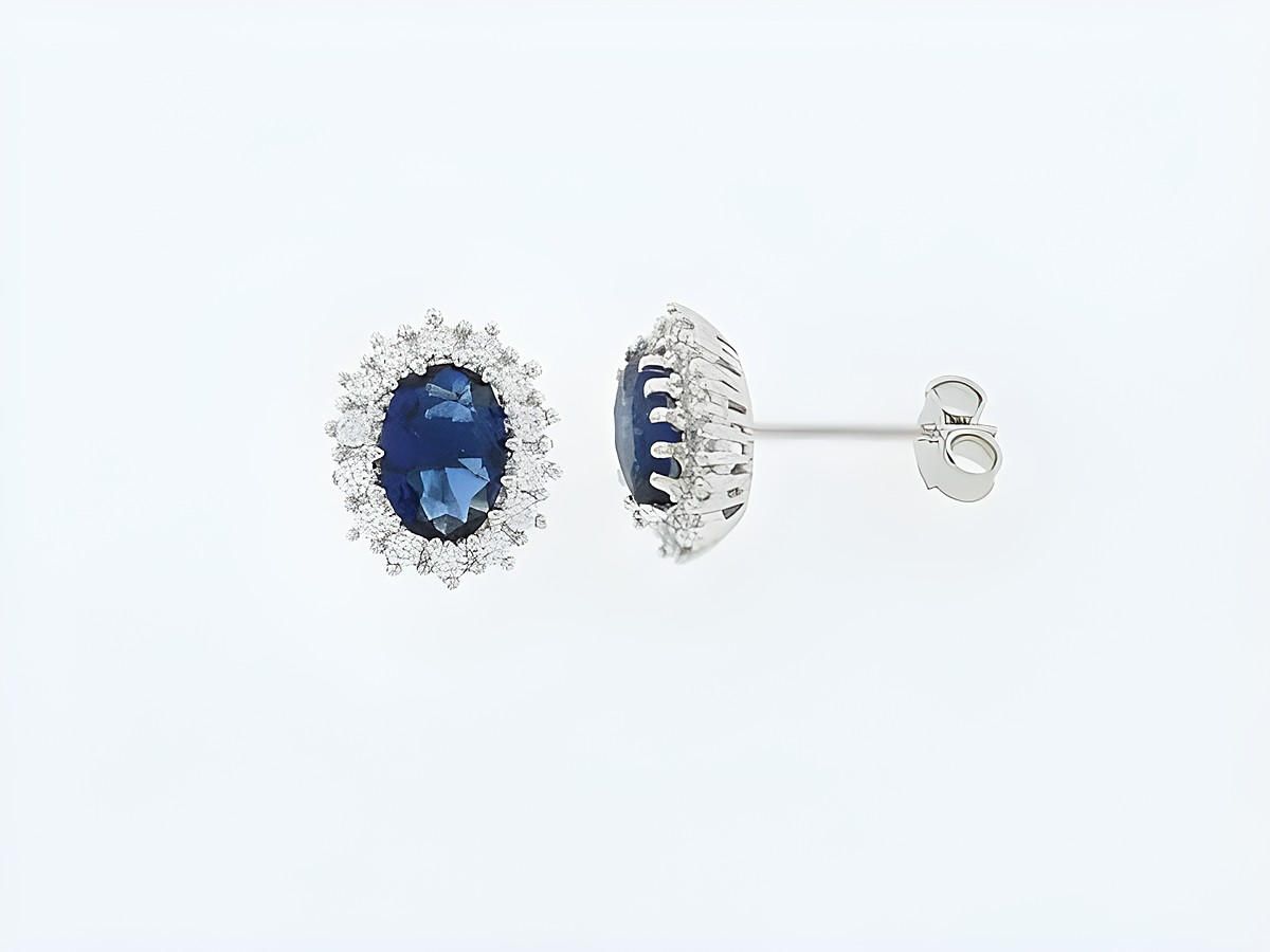 Silber Ohrringe in ovaler Form mit dunkelblauen Zirkonia-Steinen, umrahmt von funkelnden Zirkonia, ein Blickfang für jeden Anlass, Hersteller Juwelier Harnisch.