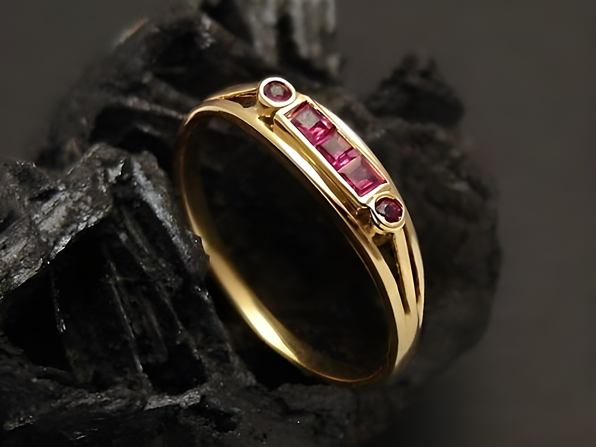 Zierlicher Goldring aus Gold 333 mit vier Rubinen in Größe 52, Hersteller: Juwelier Harnisch, bis Größe 52/17.