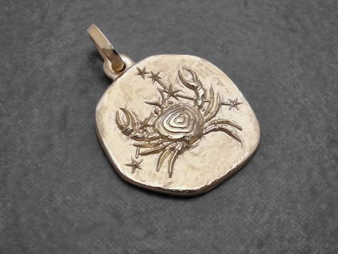Krebs Anhänger aus Gold mit detaillierter Darstellung eines Krebses und Sternen, hergestellt von Juwelier Harnisch, kunstvoll gefertigt für Fans des Sternzeichens Krebs.