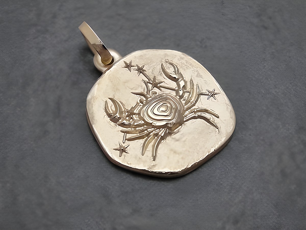 Krebs Anhänger aus Gold mit detaillierter Darstellung eines Krebses und Sternen, hergestellt von Juwelier Harnisch, kunstvoll gefertigt für Fans des Sternzeichens Krebs.