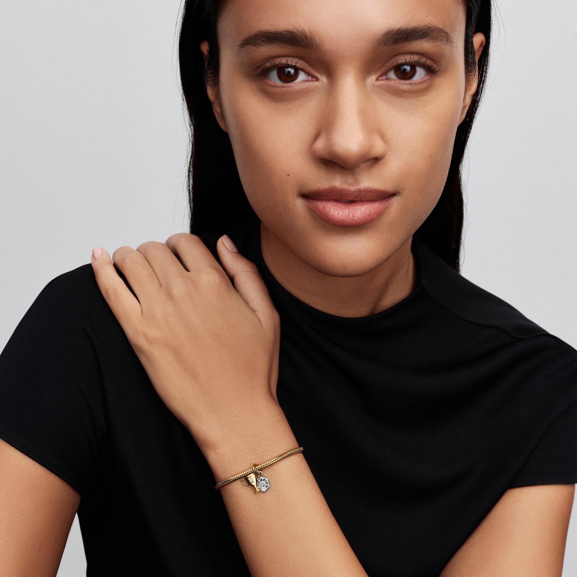 Pandora Gravierbarer Pokal Doppel-Dangle-Charm Zirkonia - Schwarz - Gelbgold Vergoldung – Ansicht 4