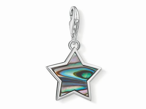 Charm-Anhänger von Thomas Sabo in Form eines mehrfarbigen Sterns aus Muschelschalenmaterial mit silberner Fassung und Karabinerhaken zur Befestigung.