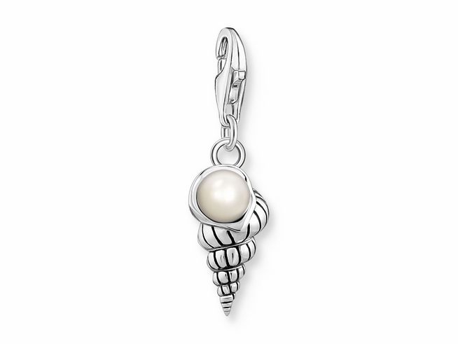 Thomas Sabo Charm in Form einer Muschel aus Sterling Silber mit Zuchtperle, perfekt für Strand- und Meer-Fans. Elegantes Design, ideal für eine persönliche Schmuckkollektion.