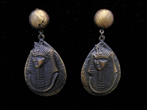 Ohrringe Pharao aus Modeschmuck in goldfarben, gefertigt vom Juwelier Harnisch, mit faszinierenden Ear Cuffs und einem einzigartigen, bedeutungsvollen Design.
