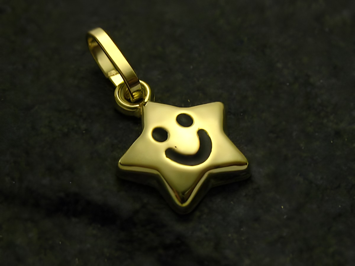 Stern Gold Anhänger mit einem lächelnden Gesicht, emailliert und bunt, hergestellt von Juwelier Harnisch, idealer Kinderschmuck.