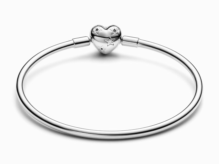 Pandora 593400-17 Armreifen in Sterlingsilber mit Herzverschluss und Zirkonia, geschmückt mit kleinen Sternen, 17 cm lang, elegant und vielseitig für jeden Anlass.