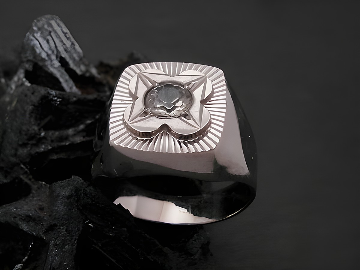 Weißgold Ring edel Gold 333 Zirkonia Goldring Gr. 53 Hersteller Juwelier Harnisch bis Gr. 54 17,5 mit einem kunstvoll gravierten Design und einem zentralen Zirkonia Stein.