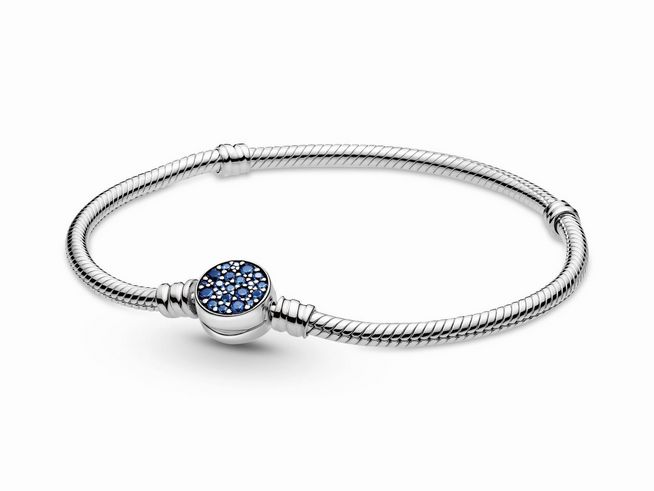 Silbernes Pandora Armband mit Pavé-Verschluss in Blau, Modellnummer 599288C01-18, 18 cm, elegant und zeitlos gestaltet, ideal für individuelle Charm-Kombinationen.