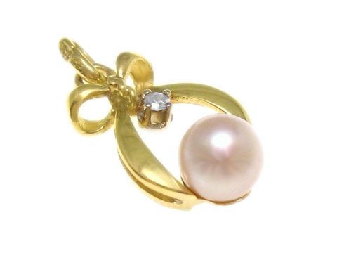 Gold Anhänger aus Gold 585 mit einem Diamanten von 0,03 ct und einer Zuchtperle, gefertigt vom Juwelier Harnisch, ideal als elegantes Schmuckstück.