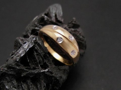 Gold Ring aus Gold 333 mit fünf Diamanten, Größe 56, Hersteller Juwelier Harnisch, ein wundervolles Schmuckstück bis Größe 56/18.