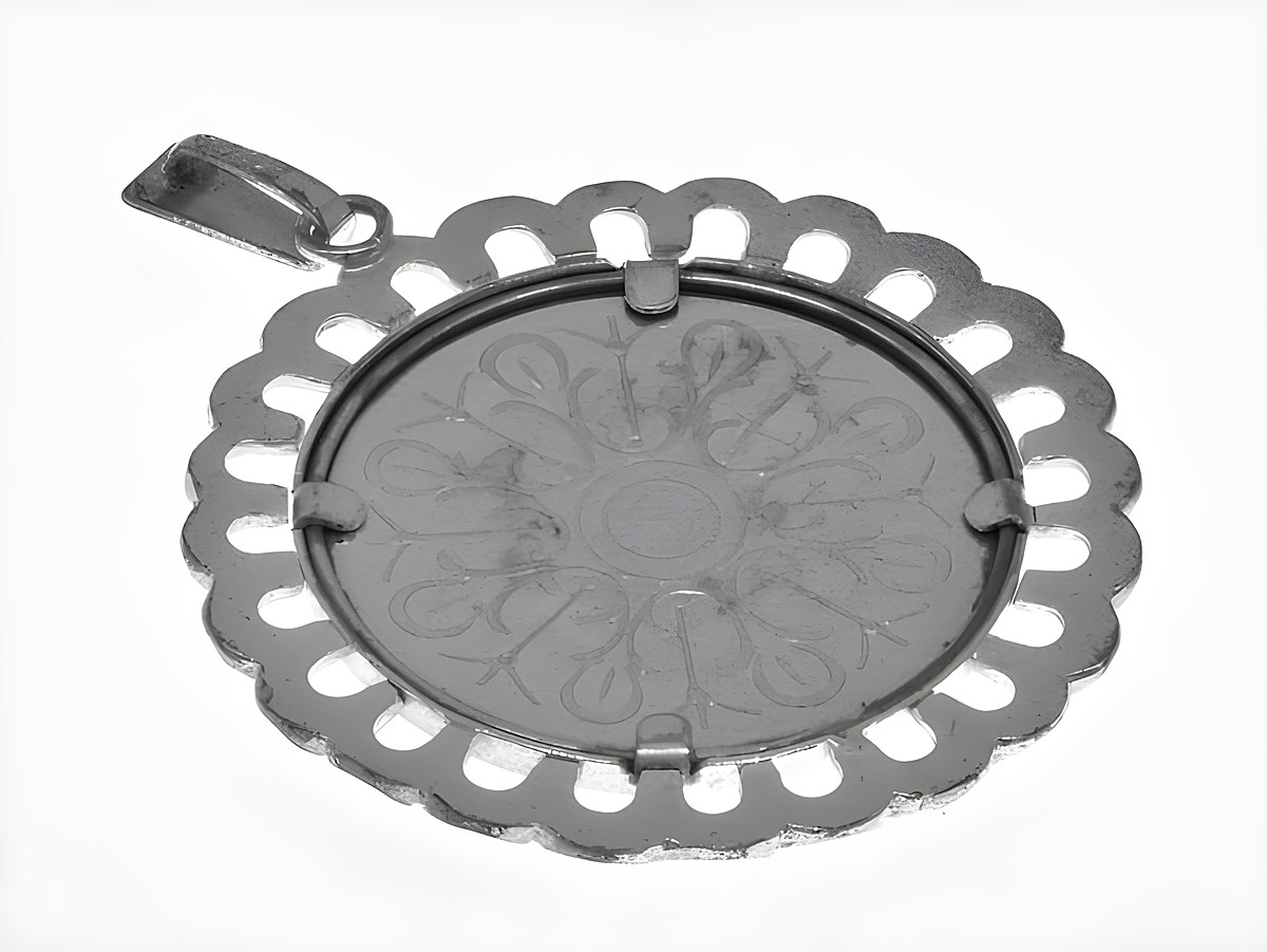 Münzfassung Anhänger mit filigraner Blütenkordel, Platz für eine Münze J.F. Kennedy aus echtem Silber, gefertigt vom Juwelier Harnisch, vielseitig einsetzbar mit diversen Motiven. – Ansicht 3