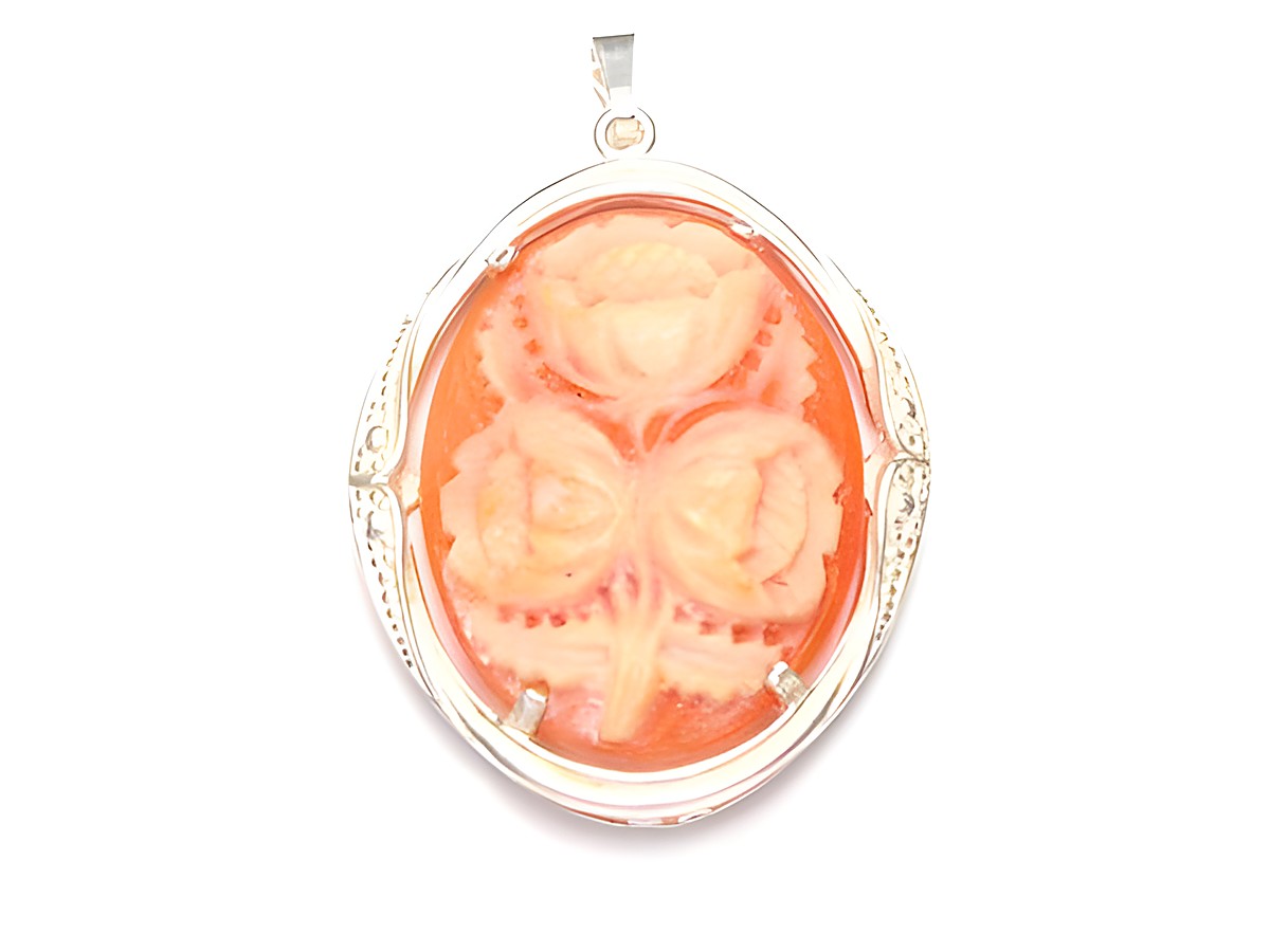 Silber Anhänger mit nostalgischer Gemme, verziert mit einem Blumenmotiv, Maße 35 x 21 mm, hergestellt von Juwelier Harnisch, detailreiche Darstellung in sanften Farben.