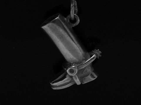 Ein Silberanhänger in Form eines Dressurstiefels, 18 mm groß, gefertigt vom Juwelier Harnisch, ideal für Tierliebhaber und Reitsportfreunde.