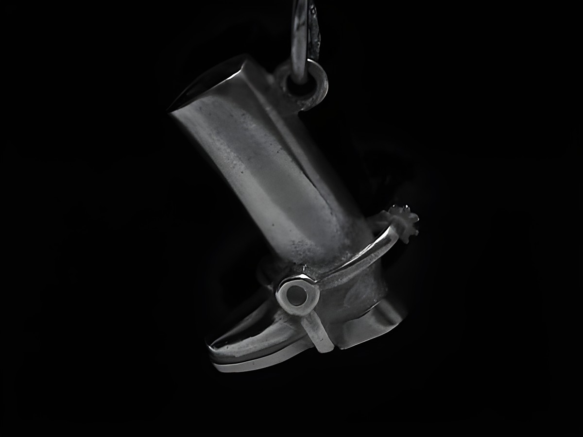 Ein Silberanhänger in Form eines Dressurstiefels, 18 mm groß, gefertigt vom Juwelier Harnisch, ideal für Tierliebhaber und Reitsportfreunde.