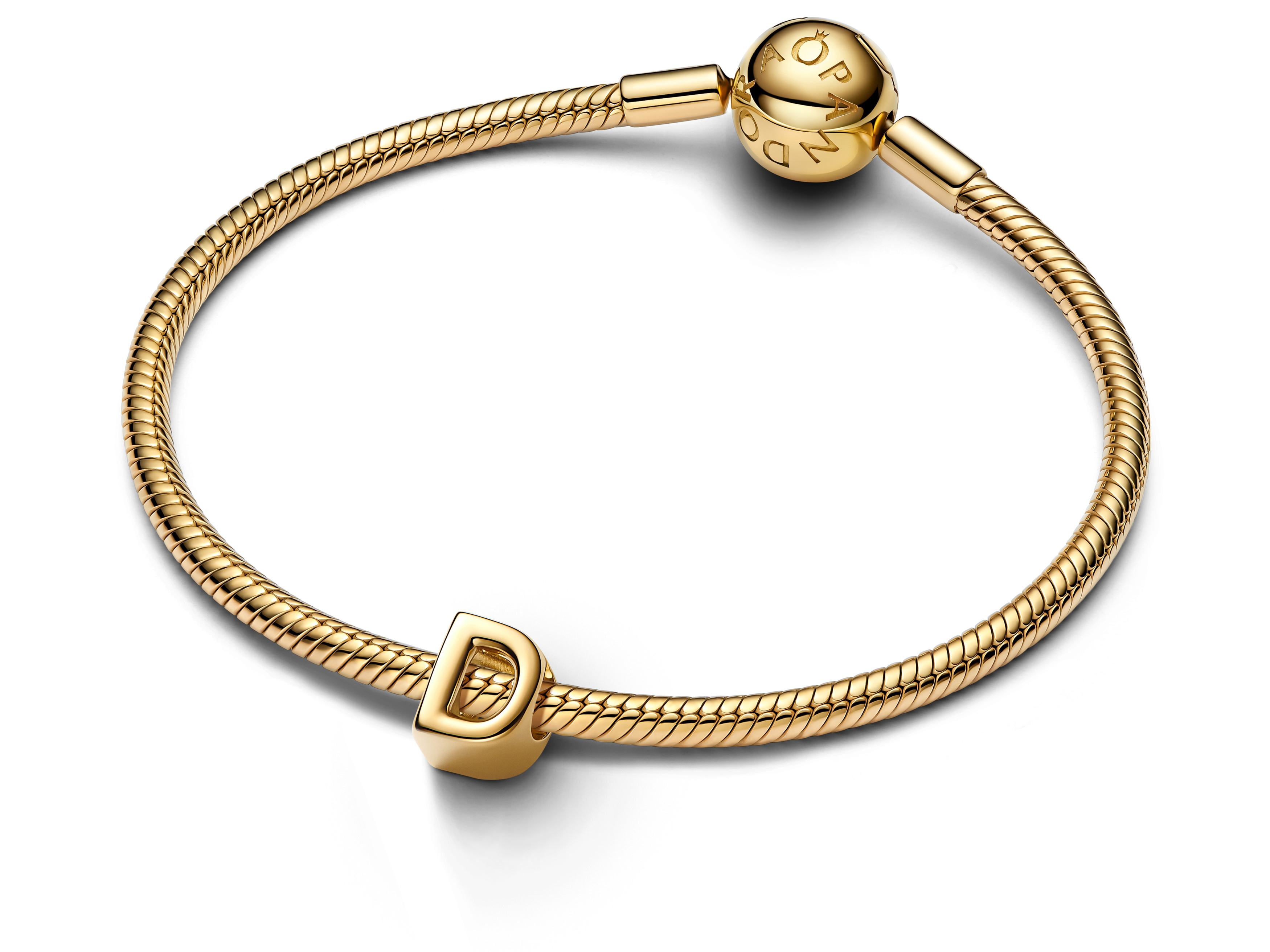 Ein elegantes Armband aus gelbgold vergoldetem Material mit einer charakteristischen D-Initialien-Anhängern und einer markanten Kugel mit dem Pandora-Schriftzug, zeitlos und stilvoll.