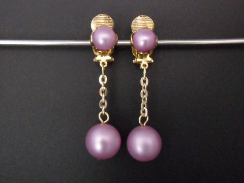 71864-0 Hellrosa matte Ohrclips mit goldfarbenen Details aus Kunstharz, zeitloses Design vom Hersteller Juwelier Harnisch, elegante Schmuckstücke für jeden Anlass.