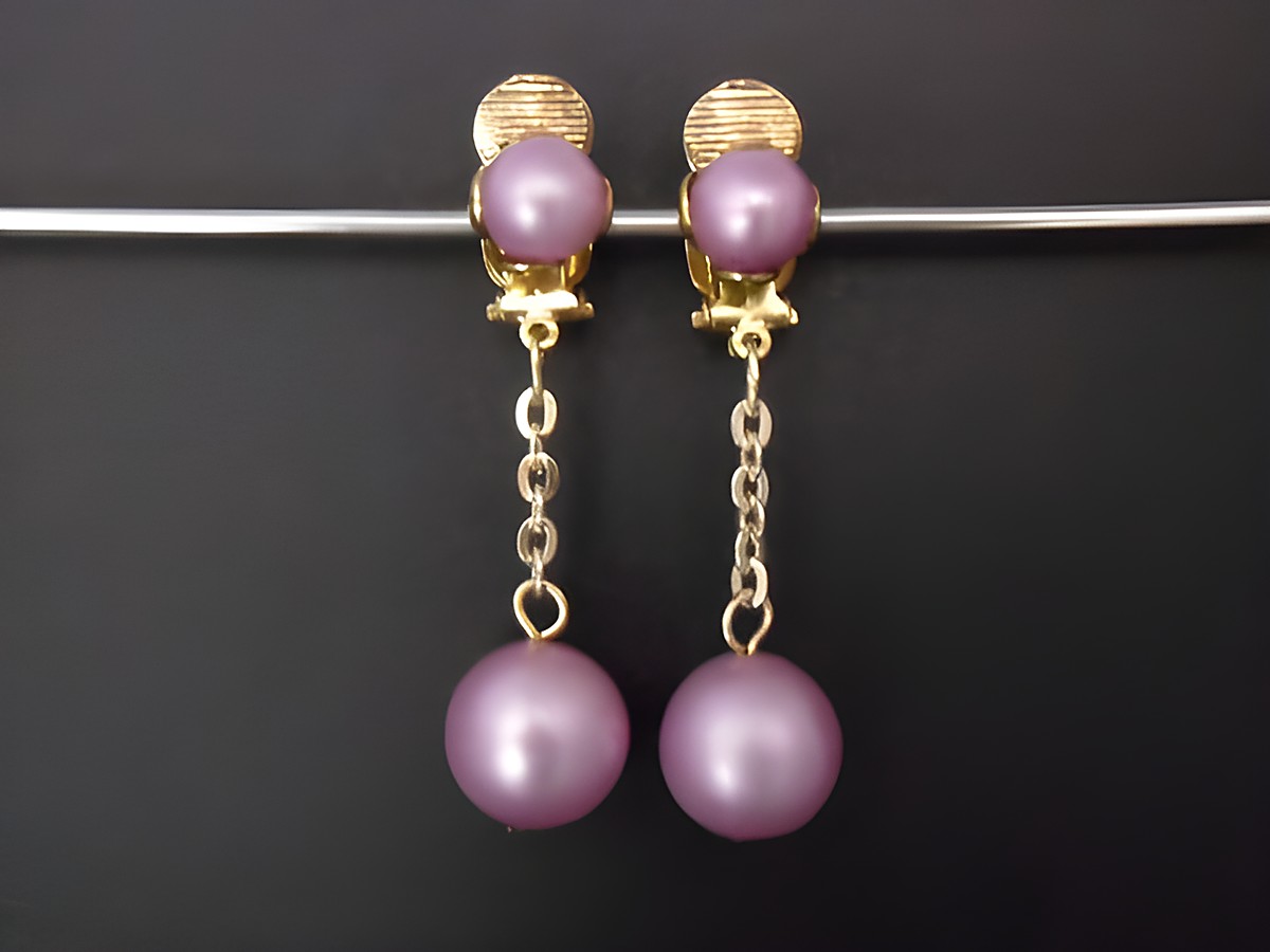 Hellrosa matte Ohrclips mit goldfarbenen Details aus Kunstharz, zeitloses Design vom Hersteller Juwelier Harnisch, elegante Schmuckstücke für jeden Anlass.