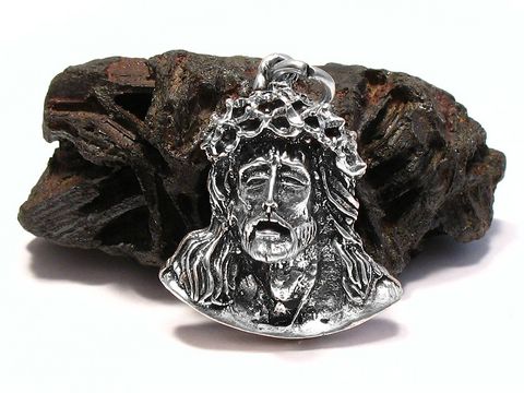 Jesus Christus mit einer Dornenkrone als Sterling Silber Anhänger, gefertigt von Juwelier Harnisch, symbolisiert religiöse Bedeutung und ist ein hochwertiges Schmuckstück.