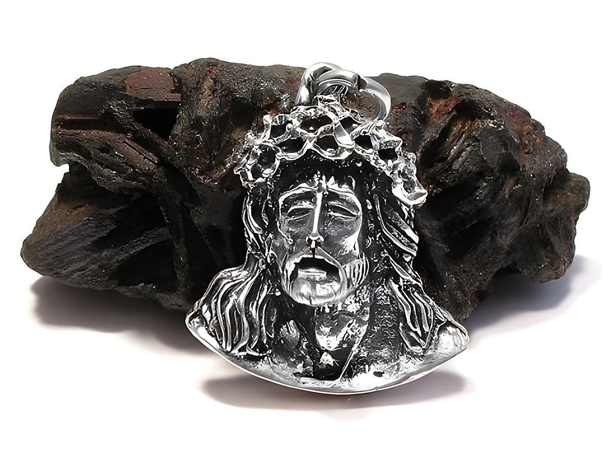 Jesus Christus mit einer Dornenkrone als Sterling Silber Anhänger, gefertigt von Juwelier Harnisch, symbolisiert religiöse Bedeutung und ist ein hochwertiges Schmuckstück.