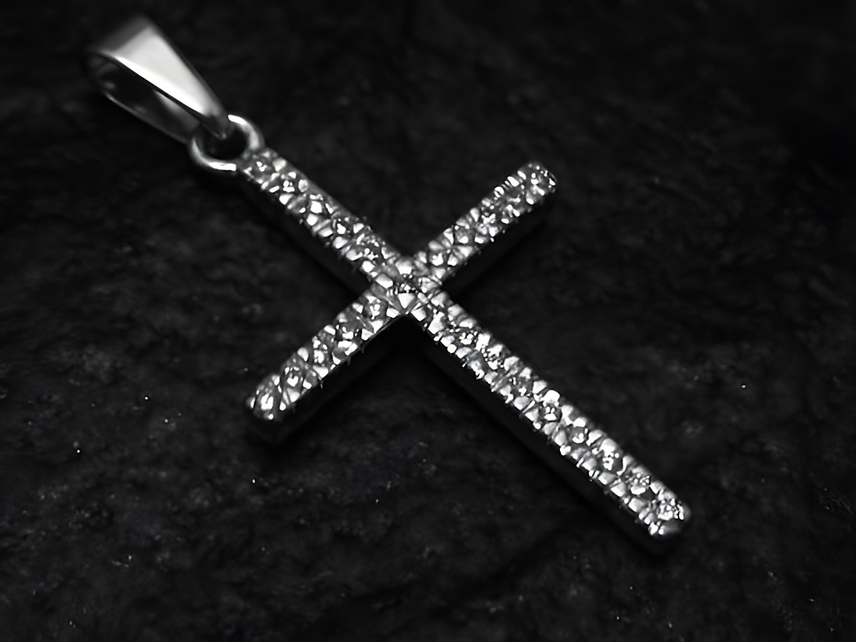 Kleines Diamant Kreuz mit 17 Diamanten aus Weißgold 585, Hersteller Juwelier Harnisch, elegante Schmuckausführung für besondere Anlässe, strahlt zeitlosen Chic aus.