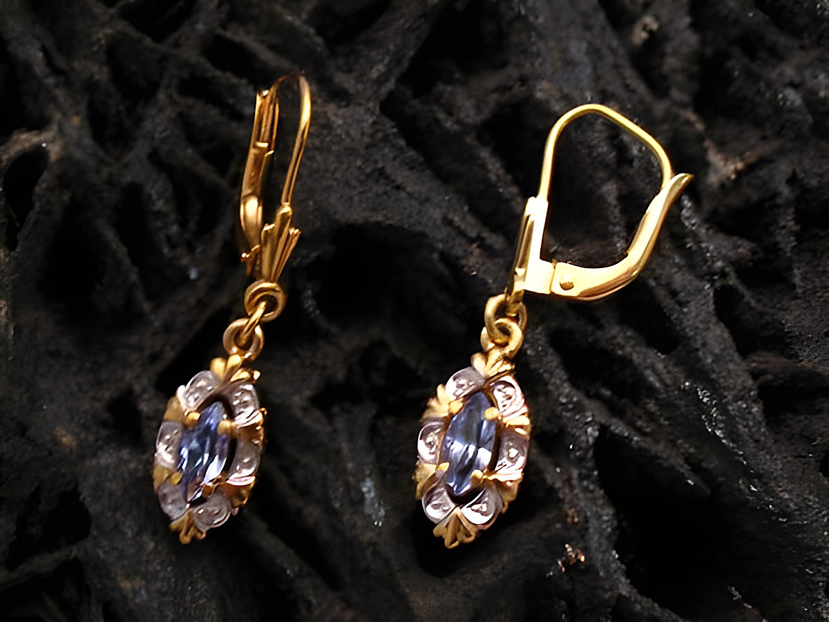 Ohrringe aus Gold in bicolor mit synthetischem Aquamarin, Hersteller Juwelier Harnisch, elegante Ohrhänger mit funkelndem Stein.