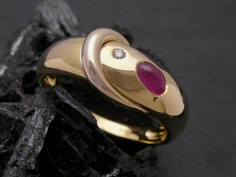 Gold Ring - eindrucksvoll - Gold 585 - Rubin + Brillant - Goldring - Gr. 51,5 - Hersteller: Juwelier Harnisch - bis Gr. 52/17.