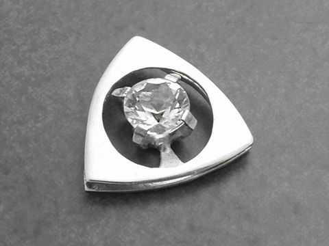 Silber Anhänger rhodiniert mit einem klaren Bergkristall, modernes Design in dreieckiger Form, hergestellt vom Juwelier Harnisch, elegantes Schmuckstück für besondere Anlässe.