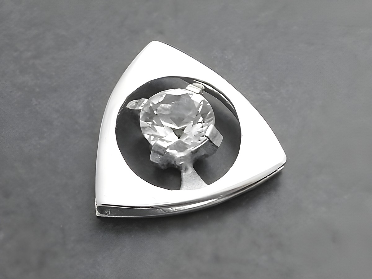 Silber Anhänger rhodiniert mit einem klaren Bergkristall, modernes Design in dreieckiger Form, hergestellt vom Juwelier Harnisch, elegantes Schmuckstück für besondere Anlässe.