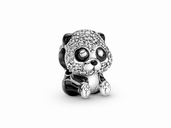Zierlicher Panda Charm aus Silber und Emaille von Pandora, verziert mit Zirkonia in Schwarz und Silber, darstellt einen niedlichen, sitzenden Panda mit glitzerndem Kopf.