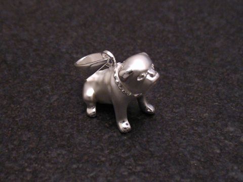 Niedlicher Mops Anhänger aus Sterling Silber, detailliert geformt mit Halskette, ideal für Tierliebhaber, vom Hersteller Juwelier Harnisch.