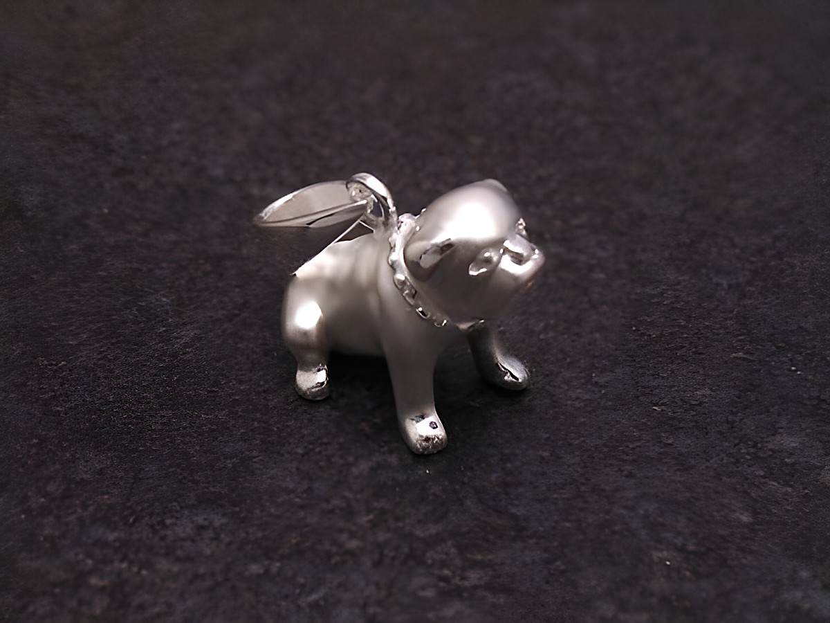 Niedlicher Mops Anhänger aus Sterling Silber, detailliert geformt mit Halskette, ideal für Tierliebhaber, vom Hersteller Juwelier Harnisch.