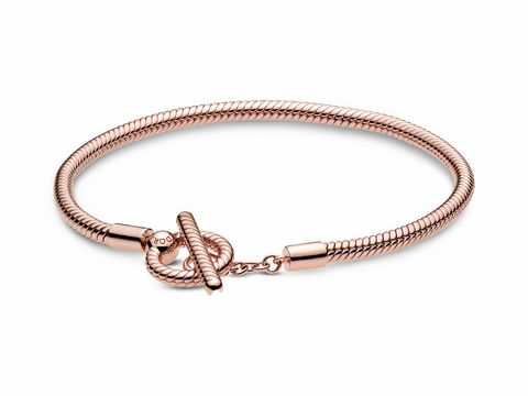 Ein elegantes Pandora Armband aus Silber mit Roségold-Beschichtung, ausgestattet mit einem dekorativen Verschluss und einer feinen, gedrehten Struktur, ideal für individuelle Charms.