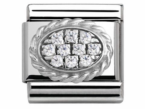 Ein Edelstahl-Anhänger von Nomination SilverShine, klassisch mit Pavé-Zirkonia besetzt, ovaler weißer Stein in einem geflochtenen Rahmen, verleiht eleganten Schmuckstil.