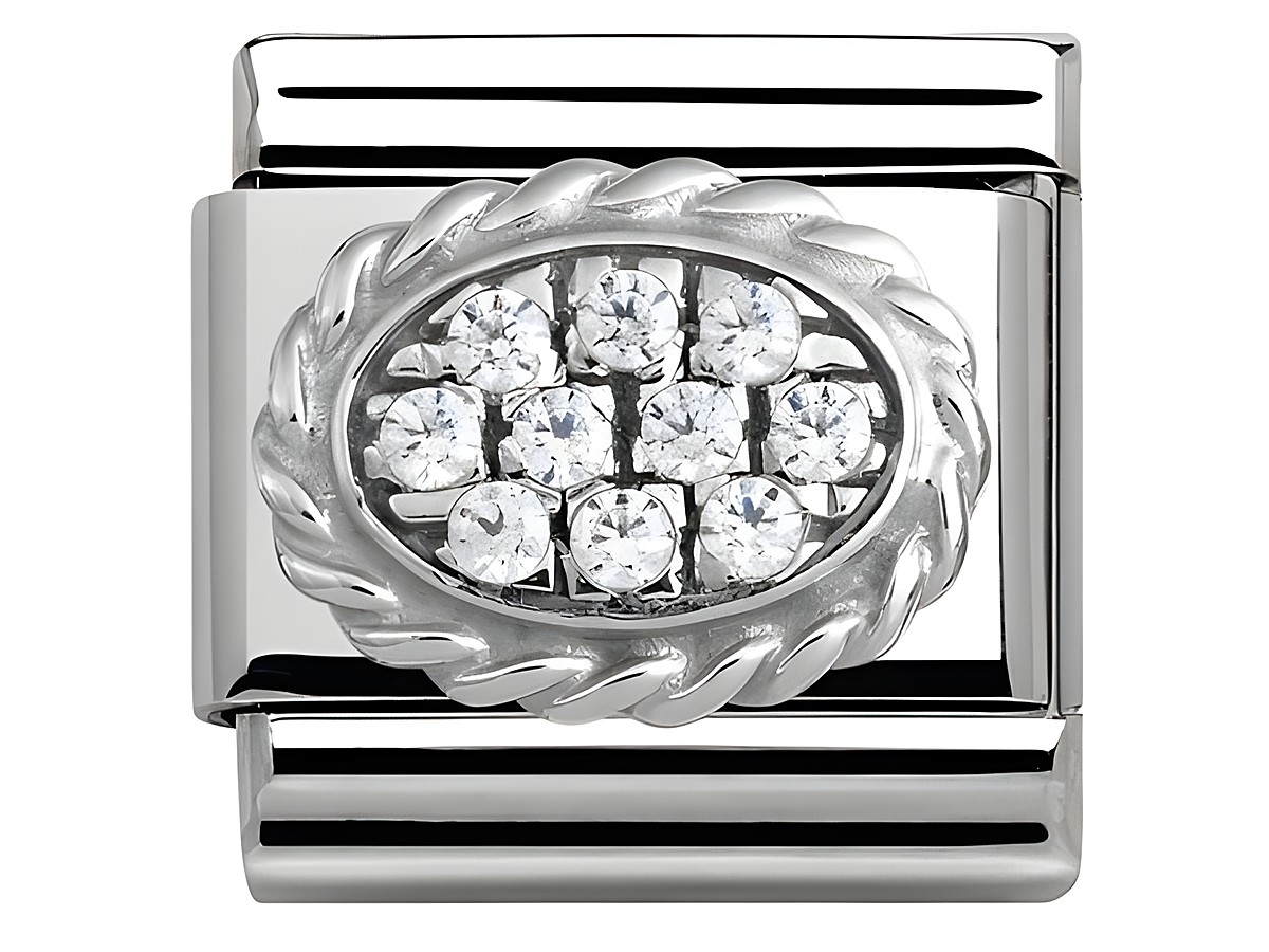 Ein Edelstahl-Anhänger von Nomination SilverShine, klassisch mit Pavé-Zirkonia besetzt, ovaler weißer Stein in einem geflochtenen Rahmen, verleiht eleganten Schmuckstil.