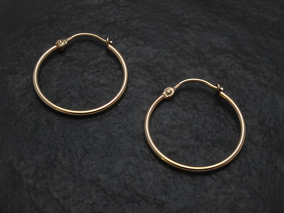 Elegante Creolen 2,1 cm aus Gold 585, poliert und hochwertig verarbeitet, Hersteller Juwelier Harnisch, bis 25 mm Durchmesser, ideal für stilvolle Anlässe.