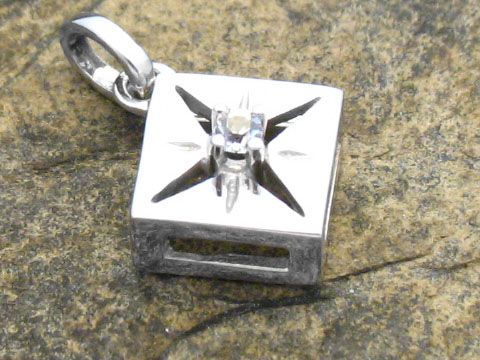 Gold Anhänger Quadrat Spinell Weißgold 333 vom Hersteller Juwelier Harnisch mit filigranem Design und einem zentralen Stein in der Mitte.