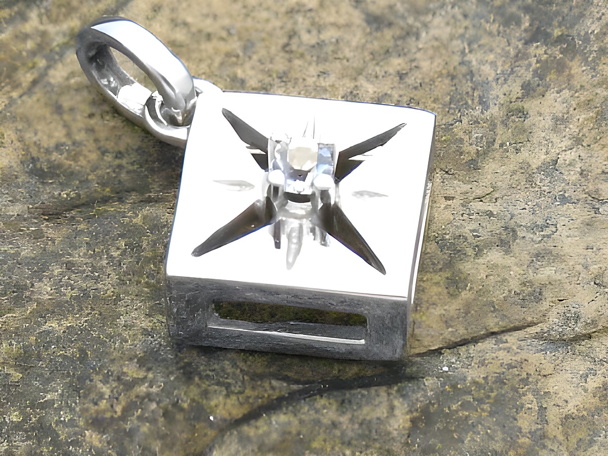 Gold Anhänger Quadrat Spinell Weißgold 333 vom Hersteller Juwelier Harnisch mit filigranem Design und einem zentralen Stein in der Mitte.