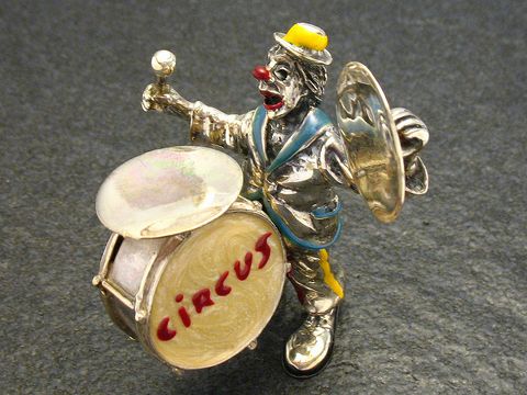 Bunter emaillierter Clown aus Silber, stehend und plastisch, mit einer Trommel, auf der das Wort Circus steht, Hersteller Juwelier Harnisch, Höhe 66 mm.