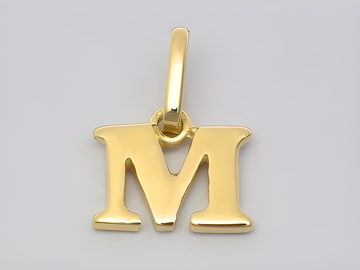 Buchstaben Anhänger M aus 925 Sterling Silber vergoldet, glänzende Oberfläche, ideal als persönliches Schmuckstück, Hersteller Juwelier Harnisch.