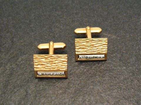 Manschettenknöpfe vergoldet mit Strass Steinen in weiß, Hersteller Juwelier Harnisch, goldfarbenes, strukturiertes Design, elegant und stilvoll für besondere Anlässe.