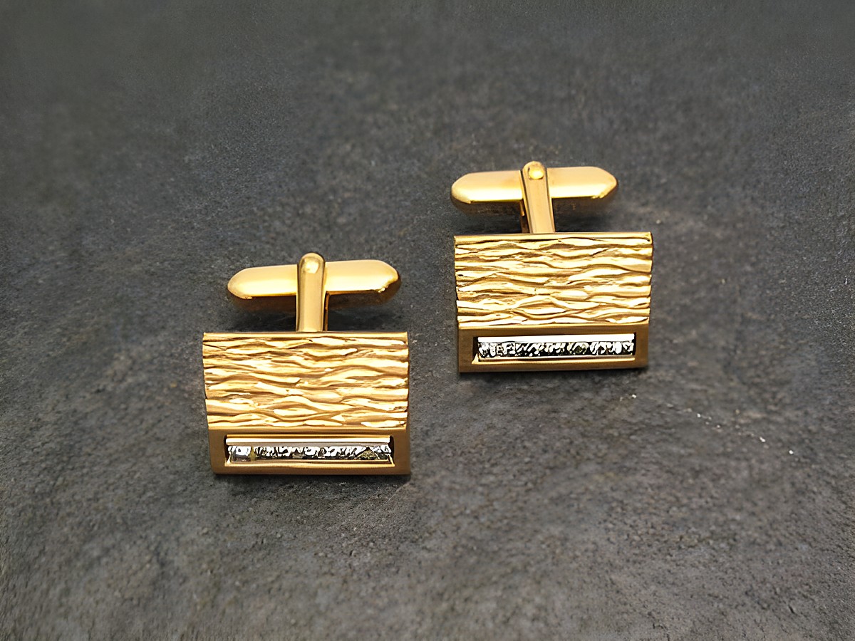 Manschettenknöpfe vergoldet mit Strass Steinen in weiß, Hersteller Juwelier Harnisch, goldfarbenes, strukturiertes Design, elegant und stilvoll für besondere Anlässe.