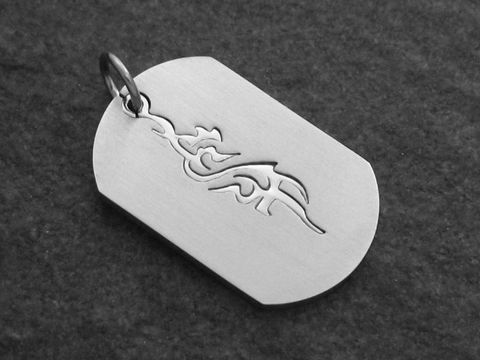Edelstahl Anhänger Dogtag im Tribal Design mit einer Größe von 33 mm, gezeigt auf einem dunklen Hintergrund, hergestellt von Juwelier Harnisch.