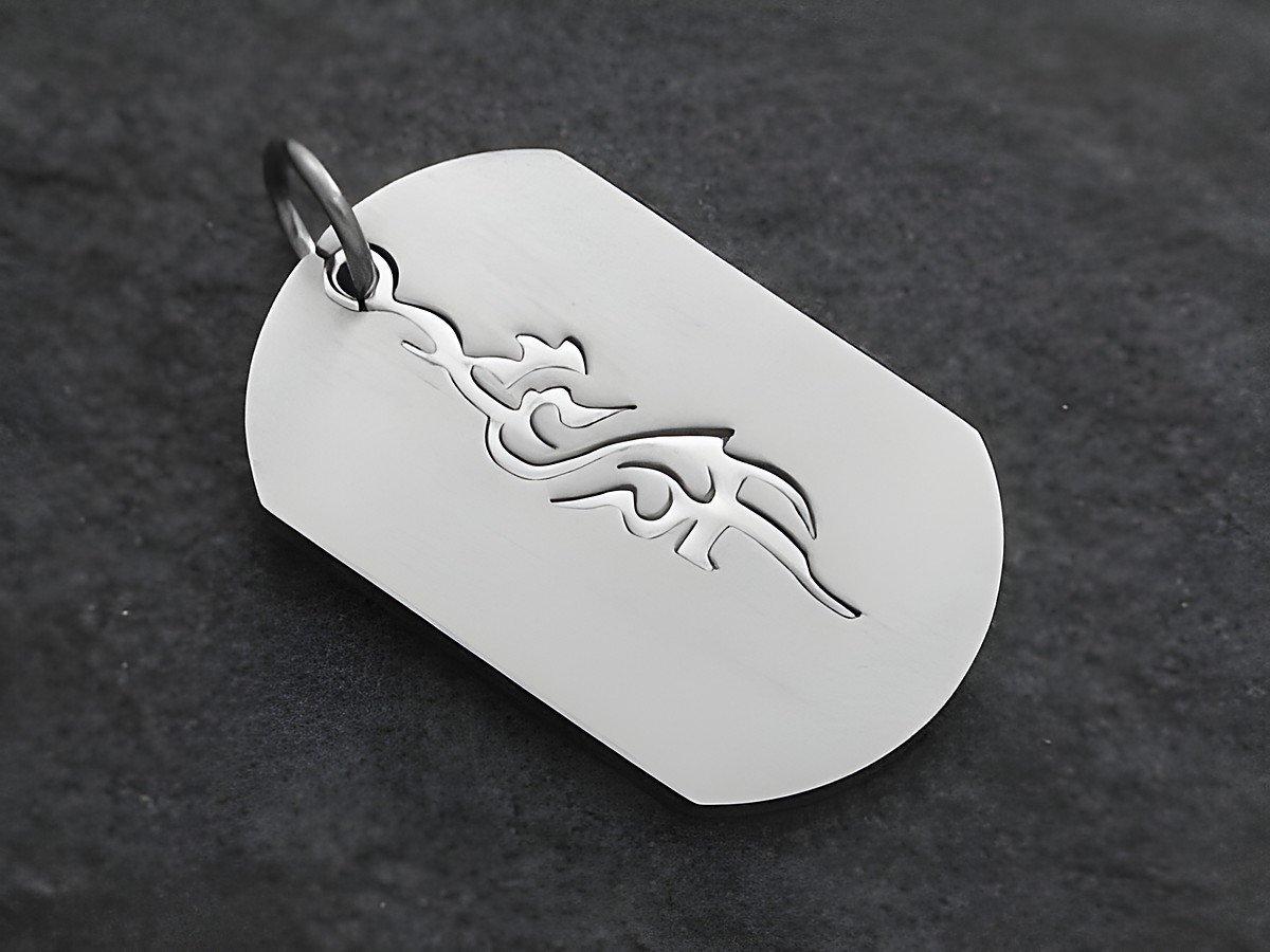 Edelstahl Anhänger Dogtag im Tribal Design mit einer Größe von 33 mm, gezeigt auf einem dunklen Hintergrund, hergestellt von Juwelier Harnisch.