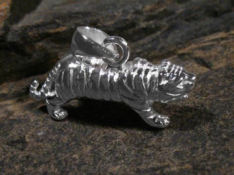 Sterling Silber Anhänger Großkatze TIGER von Juwelier Harnisch, detailreich gestaltet, zeigt einen majestätischen Tiger in Bewegung, ideal für Tierliebhaber und Schmuckenthusiasten.