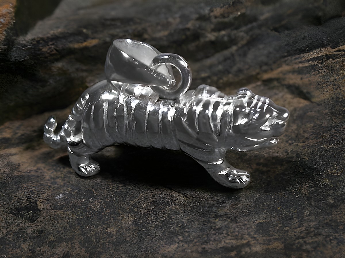 Sterling Silber Anhänger Großkatze TIGER von Juwelier Harnisch, detailreich gestaltet, zeigt einen majestätischen Tiger in Bewegung, ideal für Tierliebhaber und Schmuckenthusiasten.