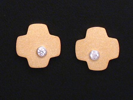 Gold Ohrringe in Kreuzform mit Zirkonia-Steinen, hergestellt von Juwelier Harnisch, zeitloses Design für einen eleganten Look, ideal für jeden Anlass.