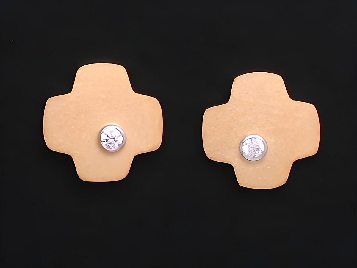 Gold Ohrringe in Kreuzform mit Zirkonia-Steinen, hergestellt von Juwelier Harnisch, zeitloses Design für einen eleganten Look, ideal für jeden Anlass.