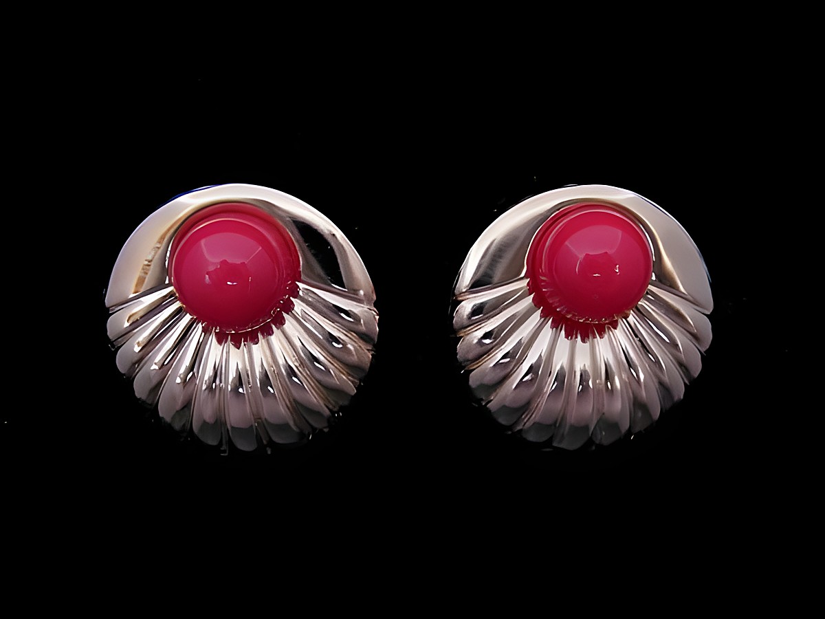 Runde, goldfarbene Ohrringe mit roten, modischen Akzenten, hergestellt von Juwelier Harnisch, ideal für jeden Anlass und passend zu verschiedenen Outfits.