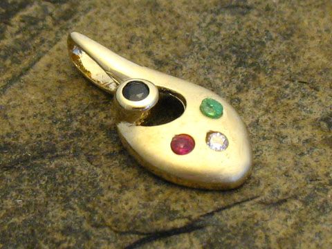 Gold Anhänger mit Rubin, Smaragd und Saphir, Gold 585, Hersteller Juwelier Harnisch, elegantes Design mit bunten Edelsteinen. Ideal für besondere Anlässe oder als schönes Geschenk.