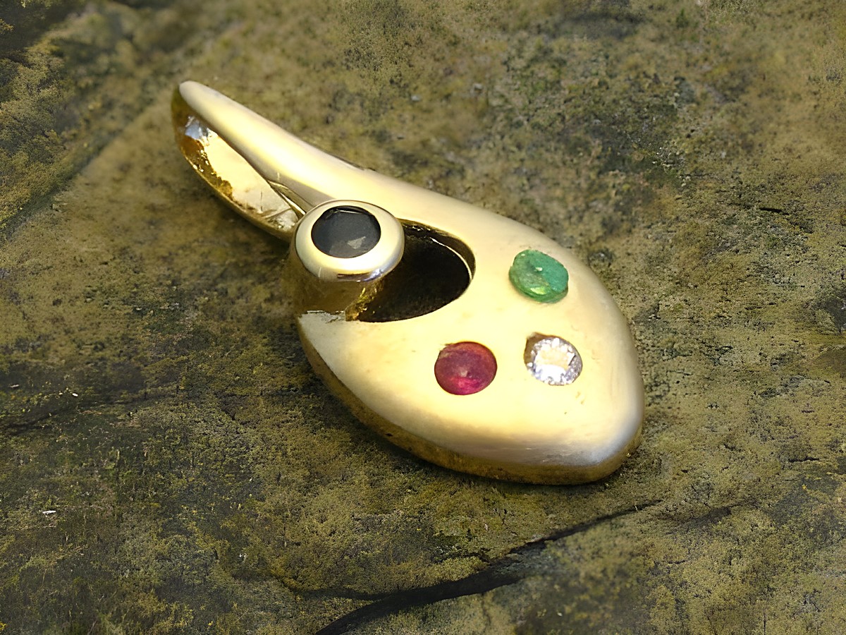Gold Anhänger mit Rubin, Smaragd und Saphir, Gold 585, Hersteller Juwelier Harnisch, elegantes Design mit bunten Edelsteinen. Ideal für besondere Anlässe oder als schönes Geschenk.